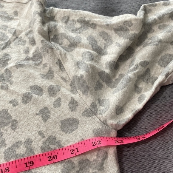 Old Navy Womens Animal Print Long Sleeve Cozy Oversized Soft Top Sweater Size M - Picture 8 of 11